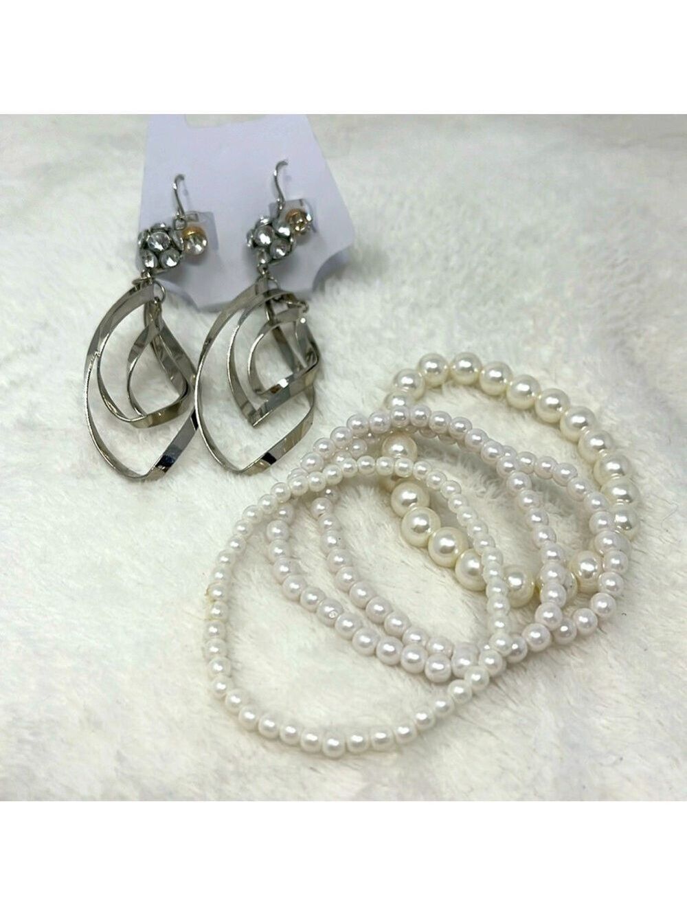 6 piece set 2 sparkly earrings and 4 faux pearl bracelet set